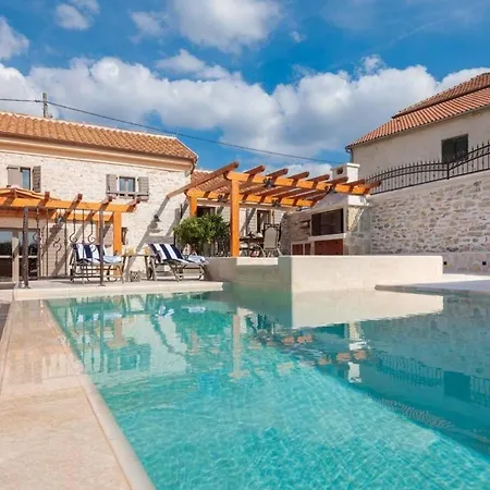 Ferienhaus Fur 4 Personen Und 2 In Skradin, Dalmatien Norddalmatien Feriehus Skradin